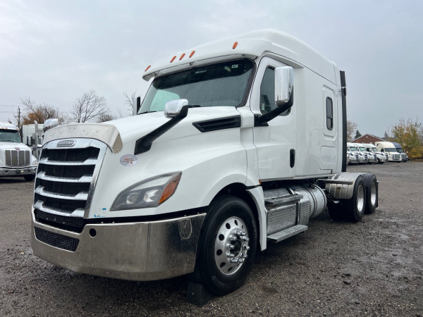 White 2020 Freightliner Cascadia