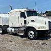 White 2015 Mack CXU613